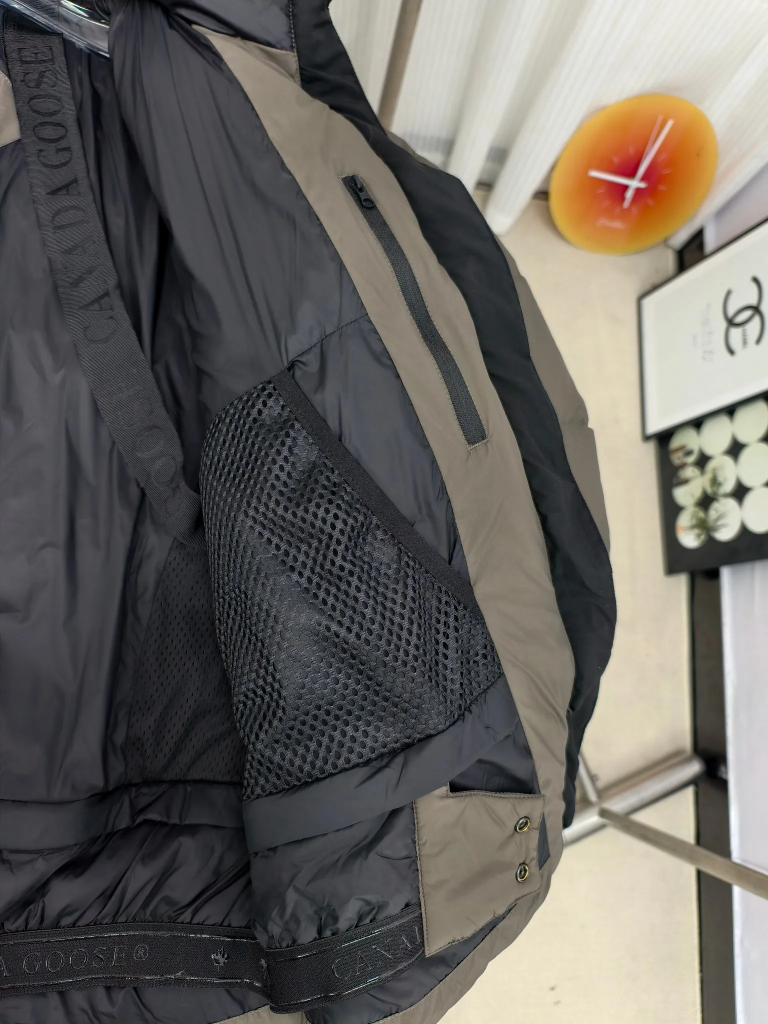 P880 Big Goose Ouyang Nana Second Generation (higher version) Canada goose Canada Goose Black Label Down Jacket A must-have in the outerwear world, the Big Goose Black Label down jacket! The latest designer styles! The goose down jacket has always been a popular element of fashion and is loved by experts from all walks of life! Fashionable hooded cut, high-end customer-supplied fine goose down, high resilience, smooth zipper, strong and firm. Pockets on both sides can store small items, free your hands, and you can go out without worries. It can also meet the need of putting your hands in your pockets👏👏Produced by Big Goose, it can be used as a group uniform by many celebrities. This down jacket uses a double-layer anti-down lining design, which has strong windproof performance and will be very warm in winter! Newly labeled white duck down filling, high fluffiness, windproof hooded design. When walking outdoors, pull the collar to the highest position, put your hands in the pockets and it will be very warm. It can be easily controlled by all body types! The interior is equipped with an elastic snow skirt design for better wrapping. The simple and neat style design highlights the masculine temperament. The impeccable style is classic and never goes out of style. It is warm and practical, and it is versatile! You can enter with your eyes closed!  Color: Black Khaki Size: XS-XXL